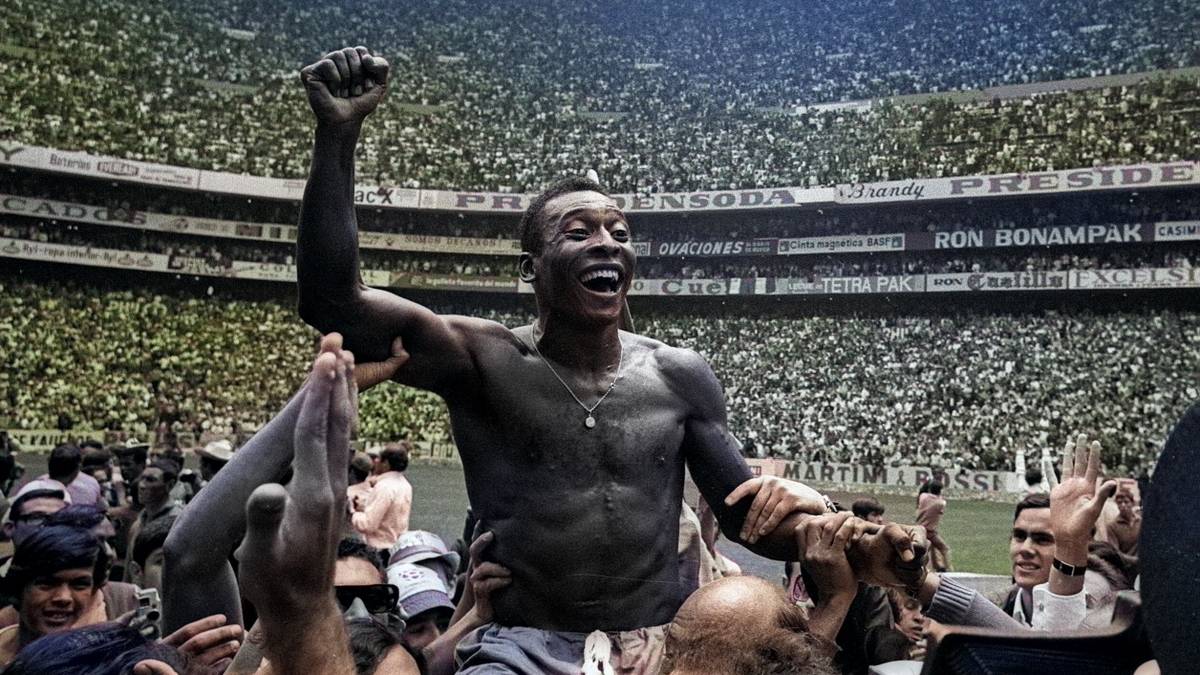 "Vielleicht kennen nicht alle auf der Welt Jesus, aber von Pelé haben sie schon gehört", gab Edison Arantes do Nascimento einst wenig bescheiden von sich. Unrecht hatte er nicht. SPORT1 blickt mit Bildern auf diese einmalige Karriere zurück, in der Pelé öfters auf Schultern getragen wurde. Gleich drei Mal wurde er Weltmeister: 1958, 1962 und 1970 - und nach der aktiven Karriere zum weltweiten Sympathieträger.