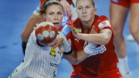 Xenia Smits (links) im Kampf um den Ball