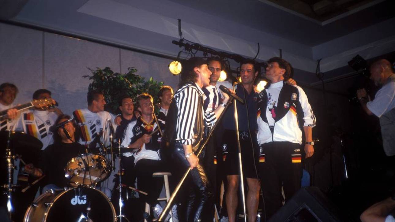 Lothar Matthäus (re.), Thomas Berthold (2.v.re.), Maurizio Gaudino (3.v.re.) und Scorpions Sänger Klaus Meine beim Gesangspart, außerdem, v.li.: Klinsmann, Kuntz, Drummer Herman Rarebell, Strunz, Torwart Köpke, Helmer und Buchwald in Chicago