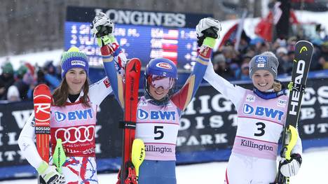 Mikaela Shiffrin freut sich mit der Slalomzweiten Petra Vlhova (l.) und der Dritten Bernadette Schild (r.)