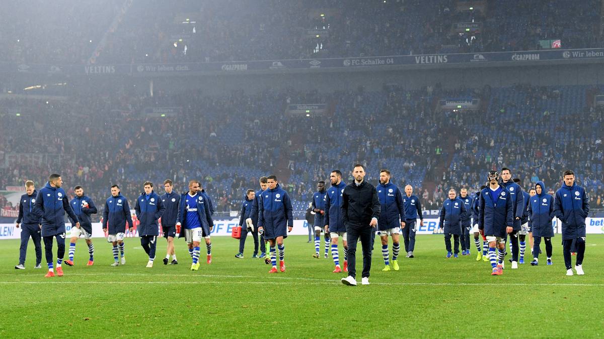 Dennoch stellt sich die Mannschaft den Fans. Gemeinsam versammeln sich Spieler und Trainer am Mittelkreis und treten den bitteren Gang Richtung Nordkurve an