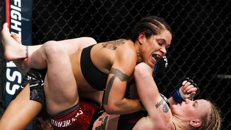 Amanda Nunes gewinnt gegen Valentina Shevchenkobeim UFC 215