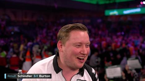 Martin Schindler zieht souverän in die nächste Runde der Darts-WM 2026 ein und schwärmt anschließend von den deutschen Fans im Ally Pally.