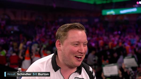 Mitten im Interview wendet sich Schindler an deutsche Fans