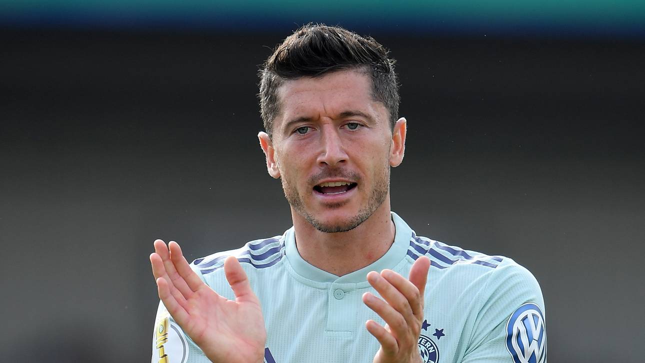 Lewandowski hält an Berater fest