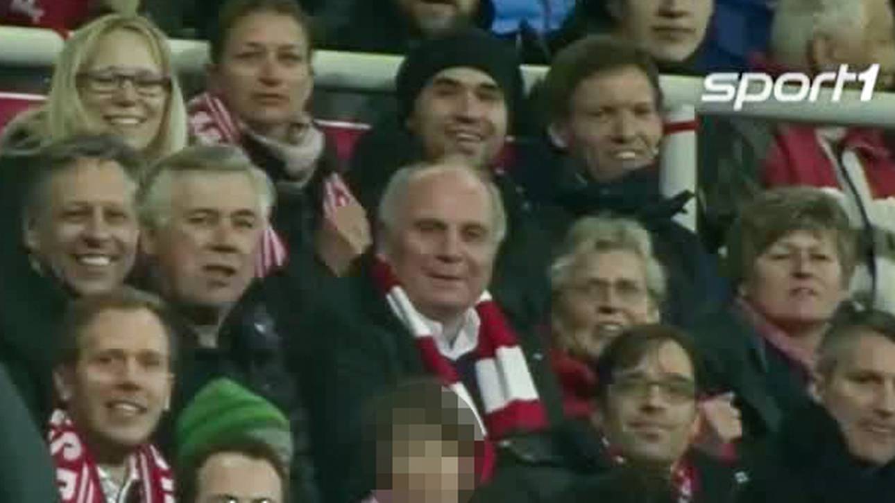Julian Nagelsmann (rechts oben) saß eine Reihe über Uli Hoeneß