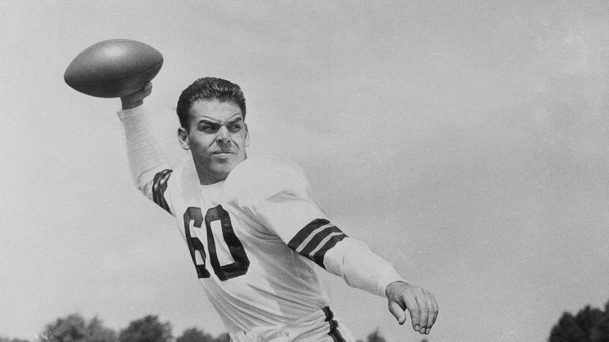 OTTO GRAHAM: "Automatic Otto" dominierte die NFL in der Nachkriegszeit. Bis 1955 war er für die Cleveland Browns aktiv und führe sie dreimal zur Meisterschaft. Aber auch als Basketballer war er erfolgreich, wurde mit den Rochester Royals Meister in der National Basketball League