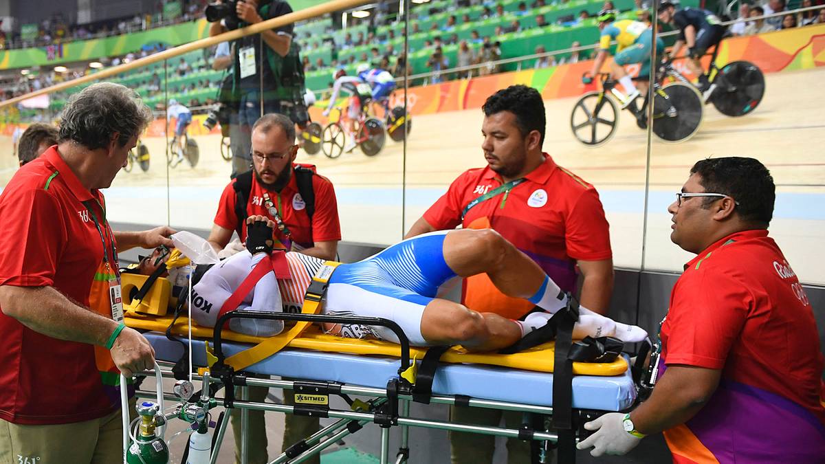 und anschließend mit einer Trage abtransportiert werden. Derweil wird im Hintergrund das Rennen fortgesetzt - ganz nach dem Motto: "The show must go on!" Die halbwegs gute Nachricht: Park kommt offenbar "nur" mit Prellungen und Schürfwunden davon