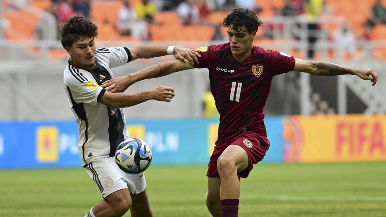 Justin Von Der Hitz (l.) im Zweikampf mit Juan Arango jr.