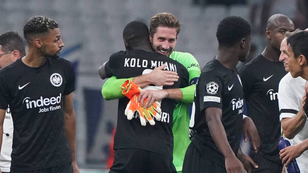Kevin Trapp und Kolo Muani nach dem Champions League Spiel gegen Olympique Marseille