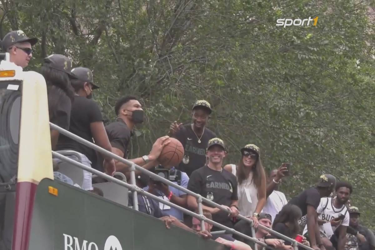 Bei der Sieges-Parade nach dem NBA-Titelgewinn stand Milwaukee Kopf. Finals-MVP Giannis unterhielt die Fans mit einer Freiwurf-Imitation.