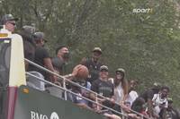Bei der Sieges-Parade nach dem NBA-Titelgewinn stand Milwaukee Kopf. Finals-MVP Giannis unterhielt die Fans mit einer Freiwurf-Imitation.