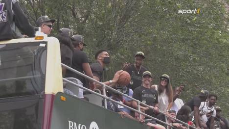 Bei der Sieges-Parade nach dem NBA-Titelgewinn stand Milwaukee Kopf. Finals-MVP Giannis unterhielt die Fans mit einer Freiwurf-Imitation.