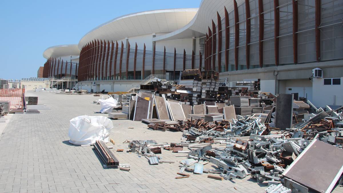 Sperrmüll türmt sich im Hof davor