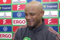 Der FC Bayern beklagt derzeit Personalnot in der Abwehr. Nach dem Pokal-Auftritt in Mainz scherzt Coach Vincent Kompany.