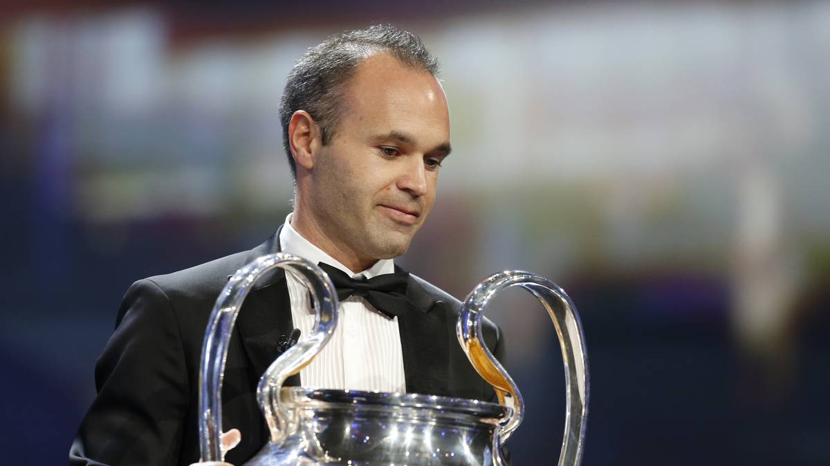 ANDRES INIESTA: Kapitän und Stratege des FC Barcelona - der kluge Kopf einer legendären Mannschaft. Iniesta führt Barcelona zu vier Champions-League-Siegen und acht Meisterschaften, Spanien dazu zu einem WM- und zwei EM-Titeln. Er hat alles im Fußball erlebt