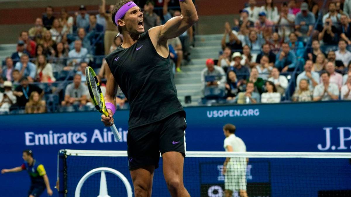 Bei den US Open profitiert Nadal vom frühen Ausscheiden Federers und Djokovics. Im Finale gegen Medvedev muss der Spanier über fünf Sätze und fast fünf Stunden Spielzeit gehen, setzt sich aber durch und holt seinen 19. Grand-Slam-Titel - nur noch einer fehlt ihm damals bis zum Rekord von Federer