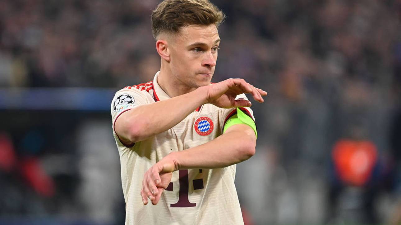 Joshua Kimmich bindet sich die Kapitänsbinde um
