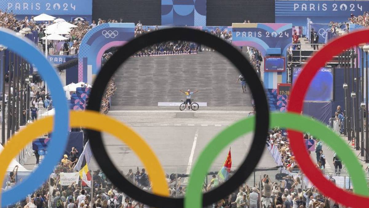 Triumph im Schatten des Eiffelturms. Remco Evenepoel ist der Dominator auf den Straßen von Paris. Der Belgier holt sich zweimal Gold und posiert nach dem Sieg im Straßenrennen lässig vor Paris größtem Wahrzeichen