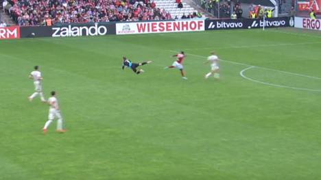 Der FC Augsburg tut sich bei Energie Cottbus schwer. Dennoch steht der Bundesligist auch dank Schlussmann Finn Dahmen in der zweiten Runde des DFB-Pokals.