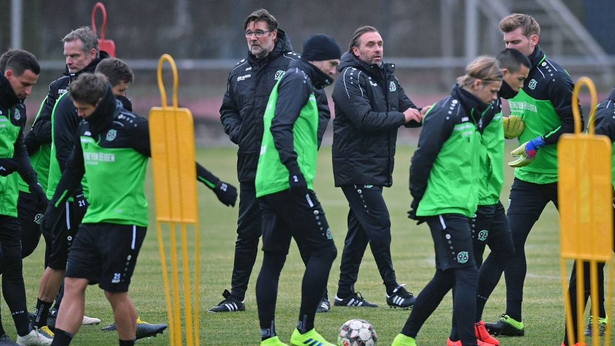 Beim Tabellen-Vorletzten HANNOVER 96 brachte der neue Trainer Thomas Doll einen Veteran des Gewerbes mit: den langjährigen Bochumer Torwart RALF "KATZE" ZUMDICK. Zumdick hatte Doll schon beim HSV, in Dortmund, bei Gencerbirligi Ankara in der Türkei und bei Ferencvaros Budapest in Ungarn assistiert
