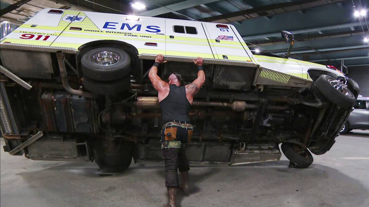 10. APRIL 2017 - Das "Monster Among Men" Braun Strowman verprügelt Roman Reigns so sehr, dass er in einen Krankenwagen gesteckt werden muss. Dort lauert Strowman ihm noch einmal auf ("I'm not finished with you!") - und schubst den Krankenwagen um