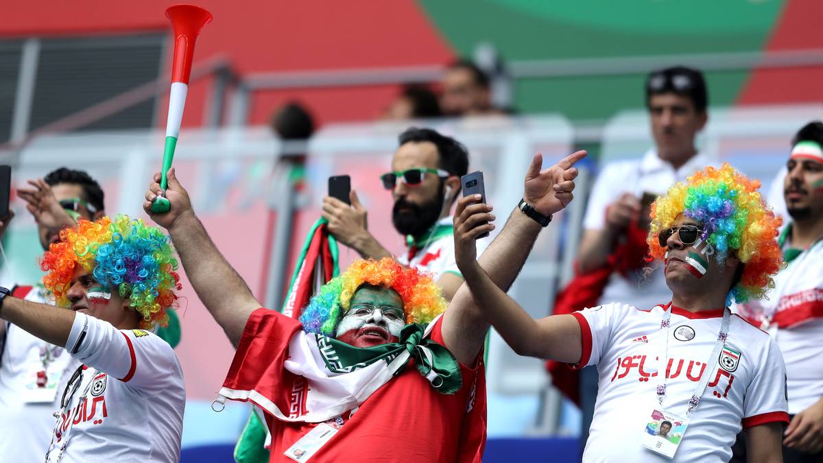 Bei diesem Bild leben südafrikanische Alpträume von 2010 wieder auf: die iranischen Fans haben ihre Vuvuzelas wieder ausgepackt