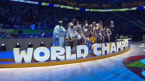 Das DBB-Team feiert den ersten WM-Titel. Dennis Schröder reckte die Trophäe als Erster in die Höhe.