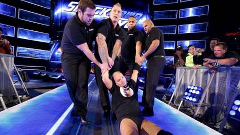 James Ellsworth (u.) musste bei WWE SmackDown Live einmal mehr kräftig einstecken