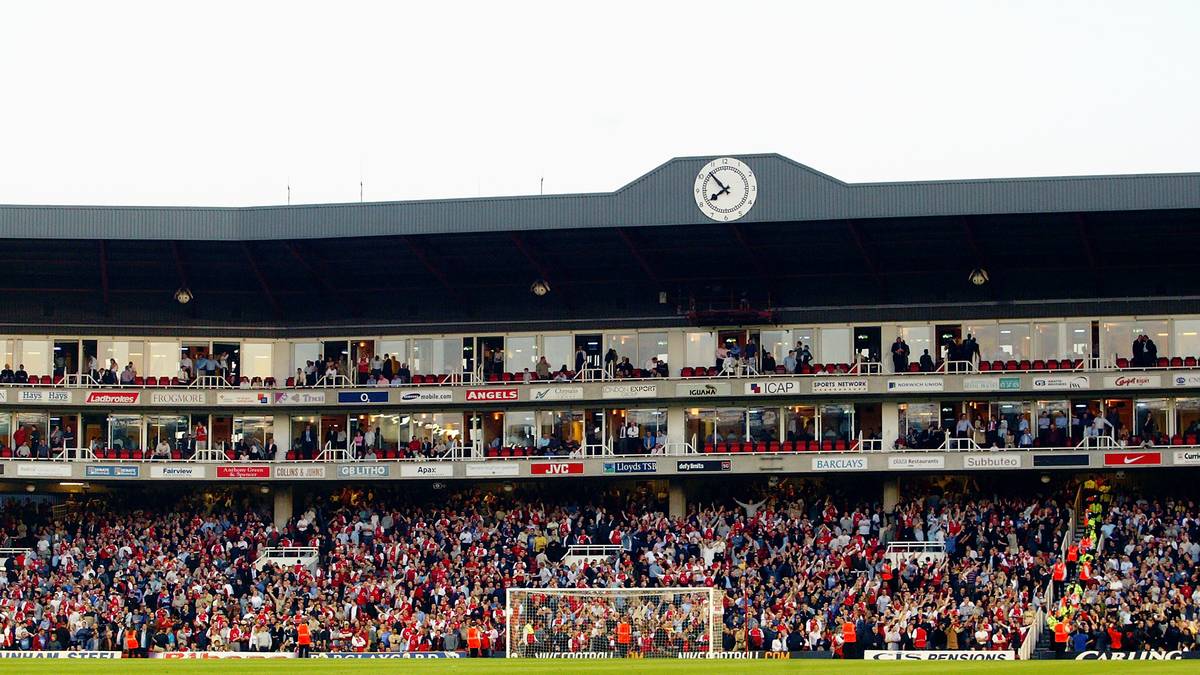 Das Highbury wurde vom Schotten Archibald Leitch erbaut, der in dieser Zeit der bedeutendste Stadionarchitekt war. Stilistisch lehnte er sich in seinen Neubauten an die damalige Industriearchitektur an, die den englischen Stadien ihr einzigartiges Aussehen verlieh
