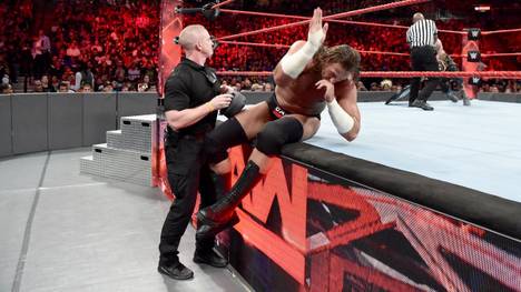 Big Cass hat sich bei WWE Monday Night RAW offenbar das Kreuzband gerissen