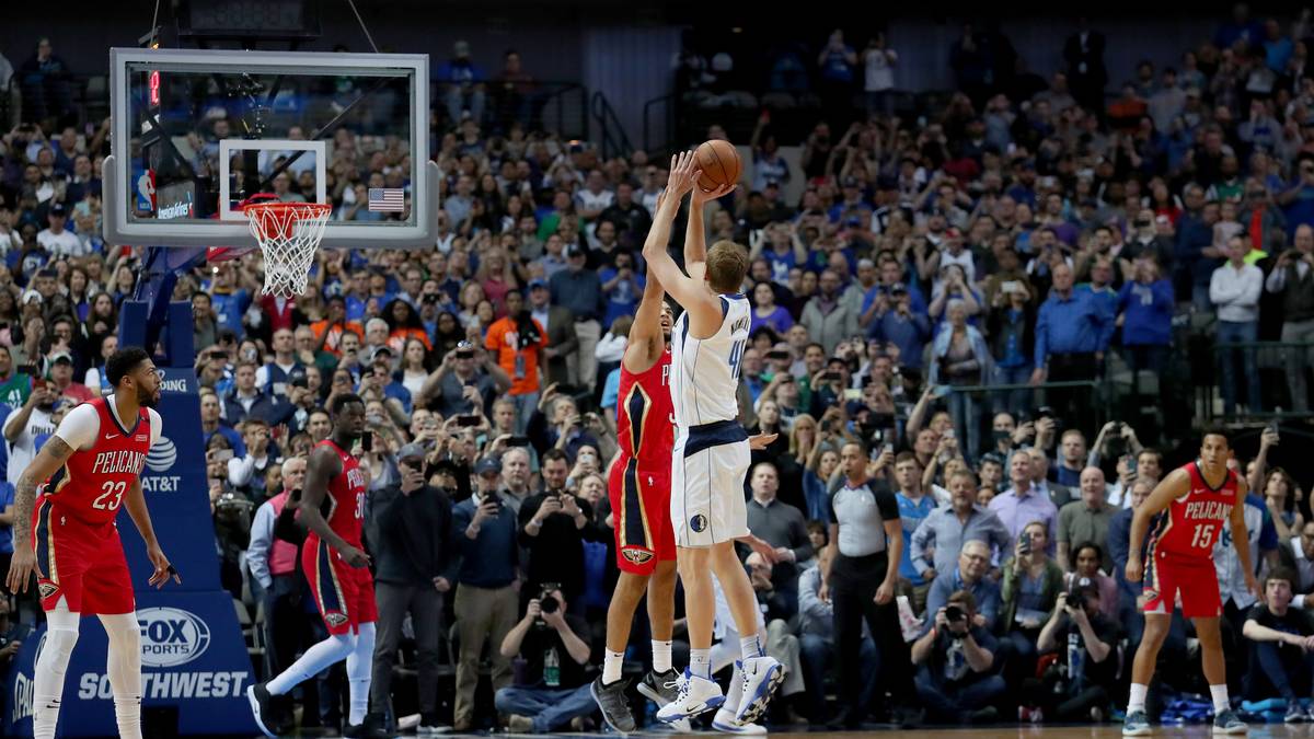 PLATZ 13 - DIRK NOWITZKI: Mit diesem Wurf gegen die New Orleans Pelicans verdrängt Nowitzki die große NBA-Legende Wilt Chamberlain von Platz 6 der erfolgreichsten Korbjäger aller Zeiten. Zudem knackt der Superstar der Dallas Mavericks kurz vor seinem Karriereende auch noch die magische 10.000-Rebound-Marke