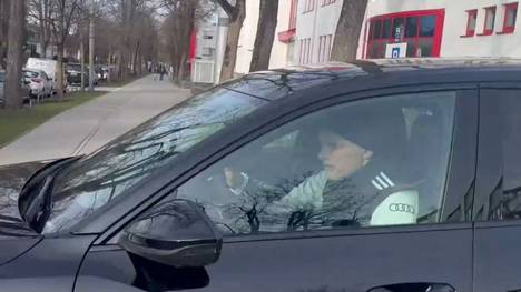 Ein bedrückter Tag an der Säbener Straße: Erst wurde am Morgen hinter verschlossenen Toren trainiert, bevor dann den Spielern mitgeteilt wurde, dass Thomas Tuchel nur noch bis Sommer Cheftrainer sein wird. Stunden nachdem die Spieler das Gelände verlassen hatten, fuhr der Noch-Trainer als letztes in seinem schwarzen Audi aus der Tiefgarage. 