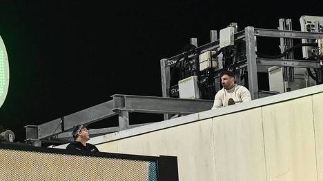 Bei einem Testspiel im Sydney Cricket Ground klettert ein Mann aufs Stadiondach