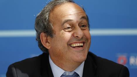 Michel Platini lacht während einer Pressekonferenz