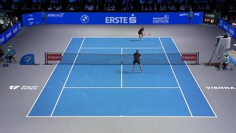 Alexander Zverev steht im Finale des ATP-Turniers in Wien Jannik Sinner gegenüber. Der Titel bleibt der deutschen Nummer eins nach einem dramatischen Match jedoch verwehrt. 