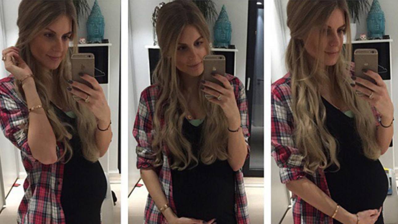 Frau Weidenfeller zeigt ihr Babyglück