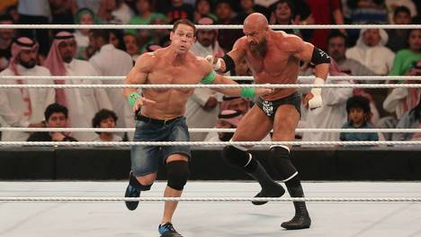 Die WWE-Topstars John Cena (l.) und Triple H bei einem Wrestling-Duell 2018