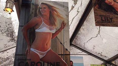 Caroline Wozniacki ist offenbar mächtig stolz auf ihre Bikini-Fotos.