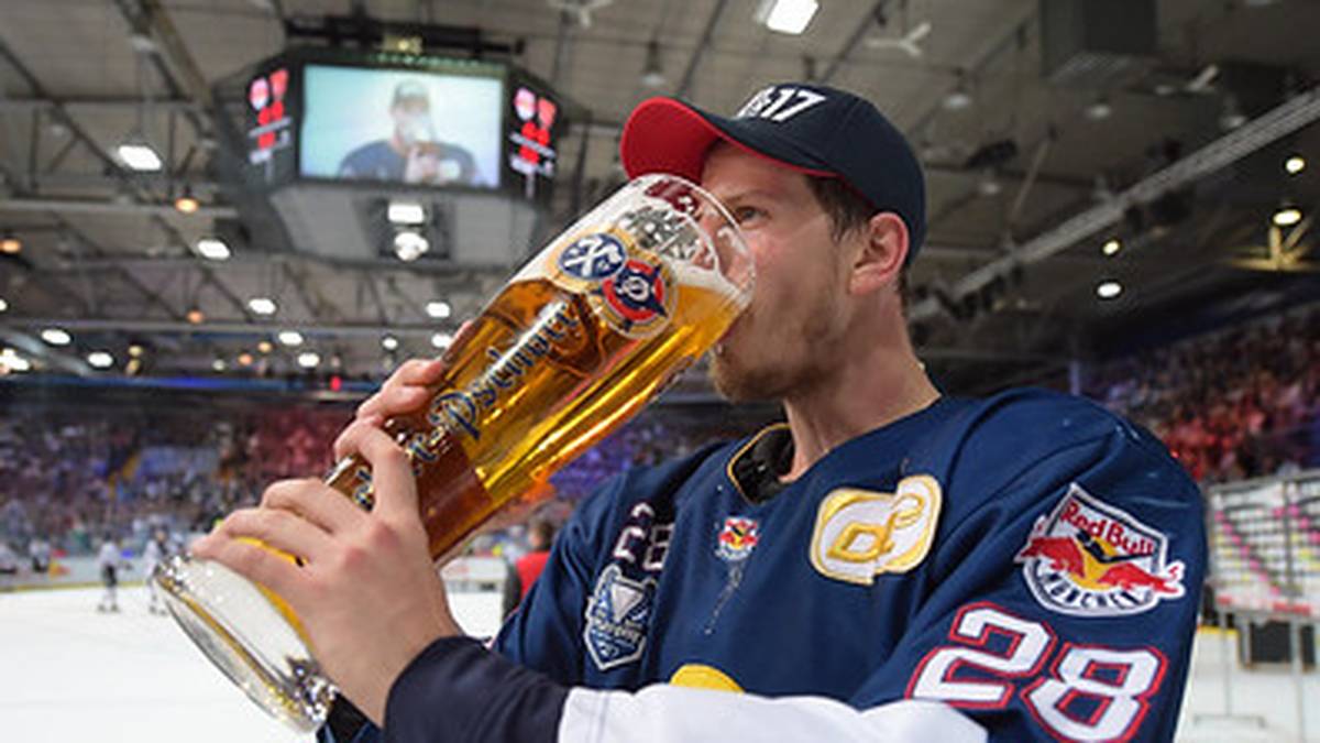Frank Mauer genehmigt sich einen kräftigen Schluck...