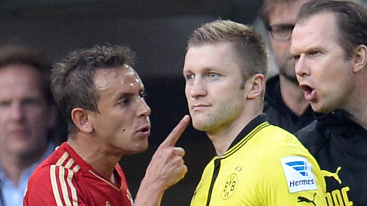 Rafinha (l.) war zuvor mit Gelb-Rot nach einem Ellbogencheck gegen Jakub Blaszczykowski vom Platz gegangen - und hatte diesem dann vor der Dortmunder Bank in unfreundlicher Absicht den Zeigefinger ins Gesicht gestreckt