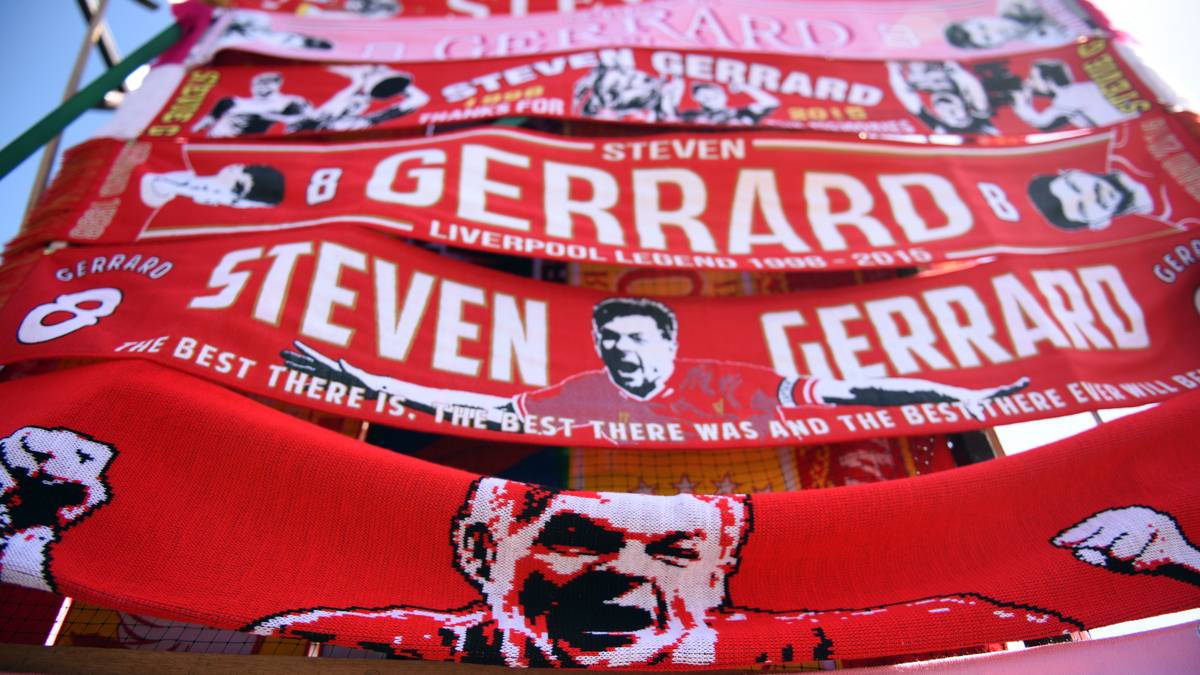 Vor dem Spiel können sich die Fans natürlich noch mit Souvenirs der Reds-Legende eindecken