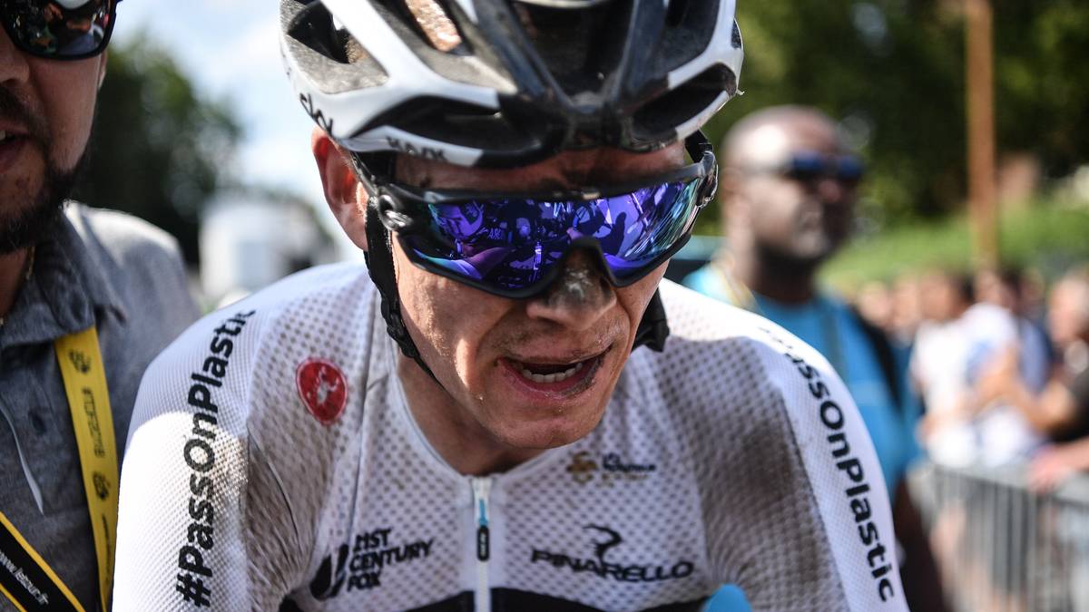 Auch den Favoriten Christopher Froome erwischt es am Sonntag. Sein Gesicht ist völlig verdreckt