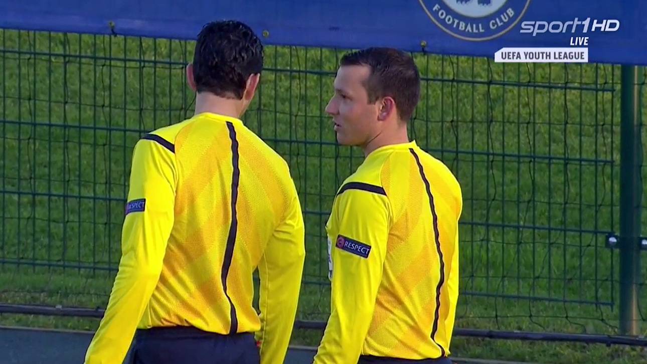 Schiedsrichter beim Elfmeter-Skandal in der Youth League