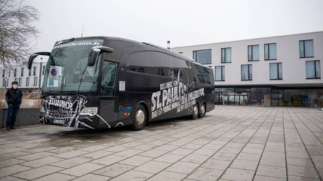 Der FC St. Pauli fährt gegen Regensburg mit einem Elektro-Bus zum Spiel
