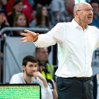 Nach dem Abstieg aus der Basketball Bundesliga bleibt Mladen Drijencic Trainer von medi Bayreuth.