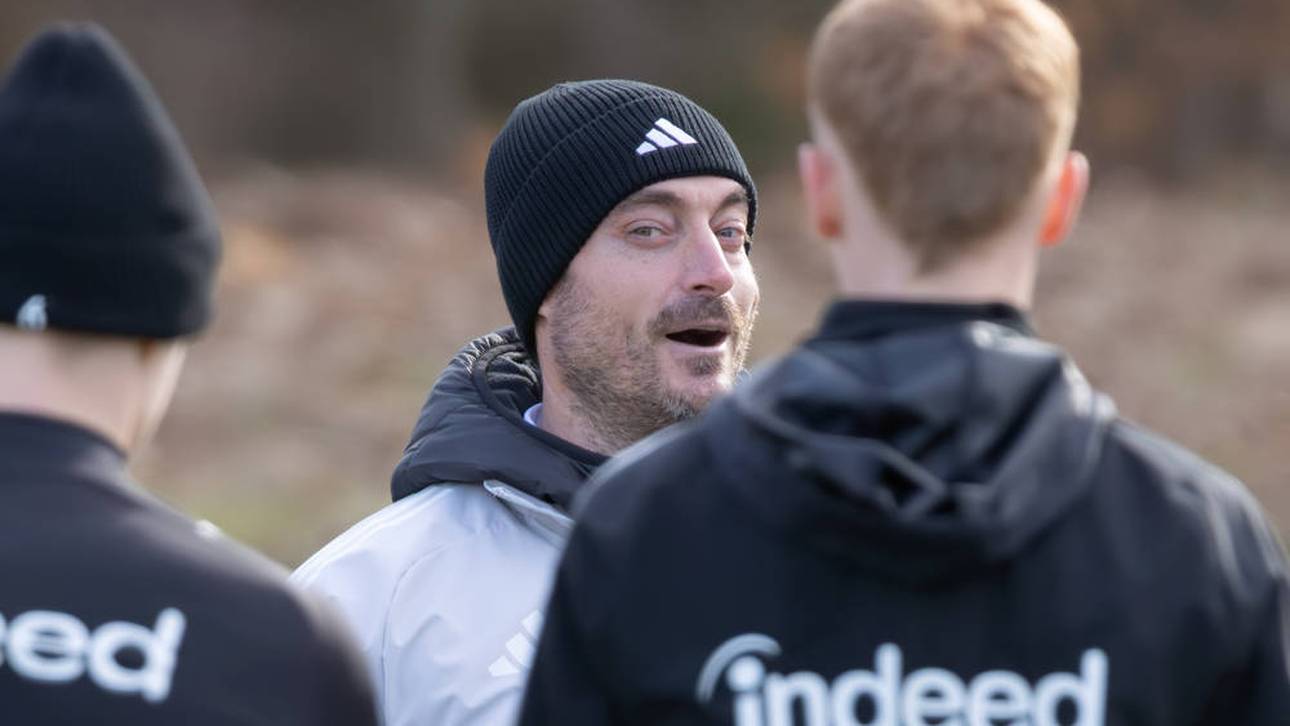 Albert Riera spricht mit seinen Spielern