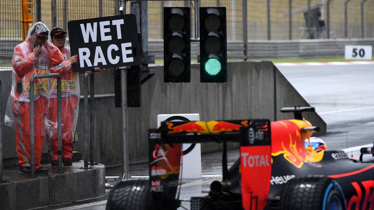 Das Schild "Wet Race" und Regenreifen müssen im 3. Training ausgepackt werden