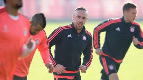 Der FC Bayern wird mit dem kompletten Kader ins Trainingslager nach Doha reisen