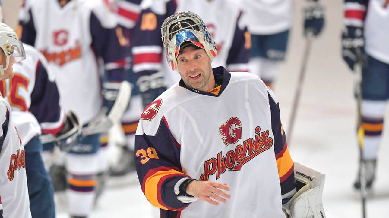 Torwartlegende bleibt auf dem Eis